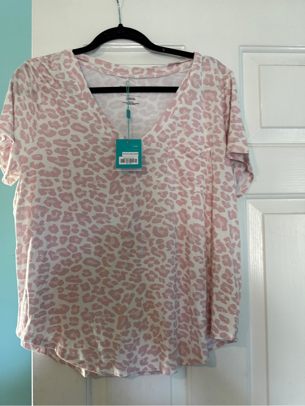 Posh Peanut Pink Leopard V-Neck Short Sleeve Tee Large
